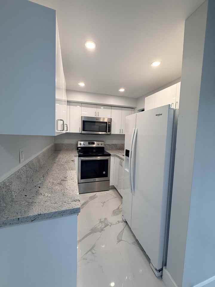 817 Northwest 2nd Street #4 - Photo 7 of 10