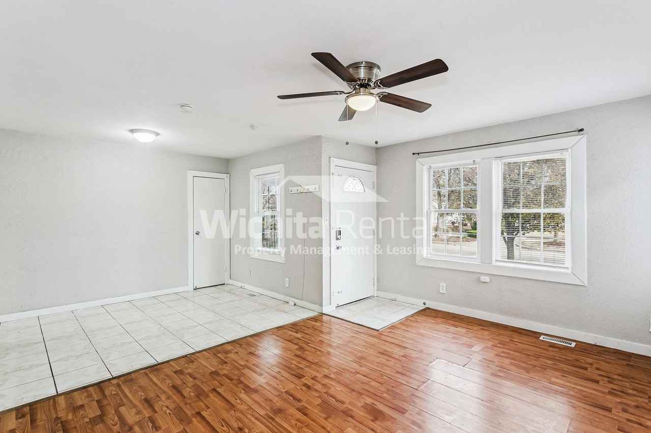 933 North Parkwood Lane - Photo 2 of 15