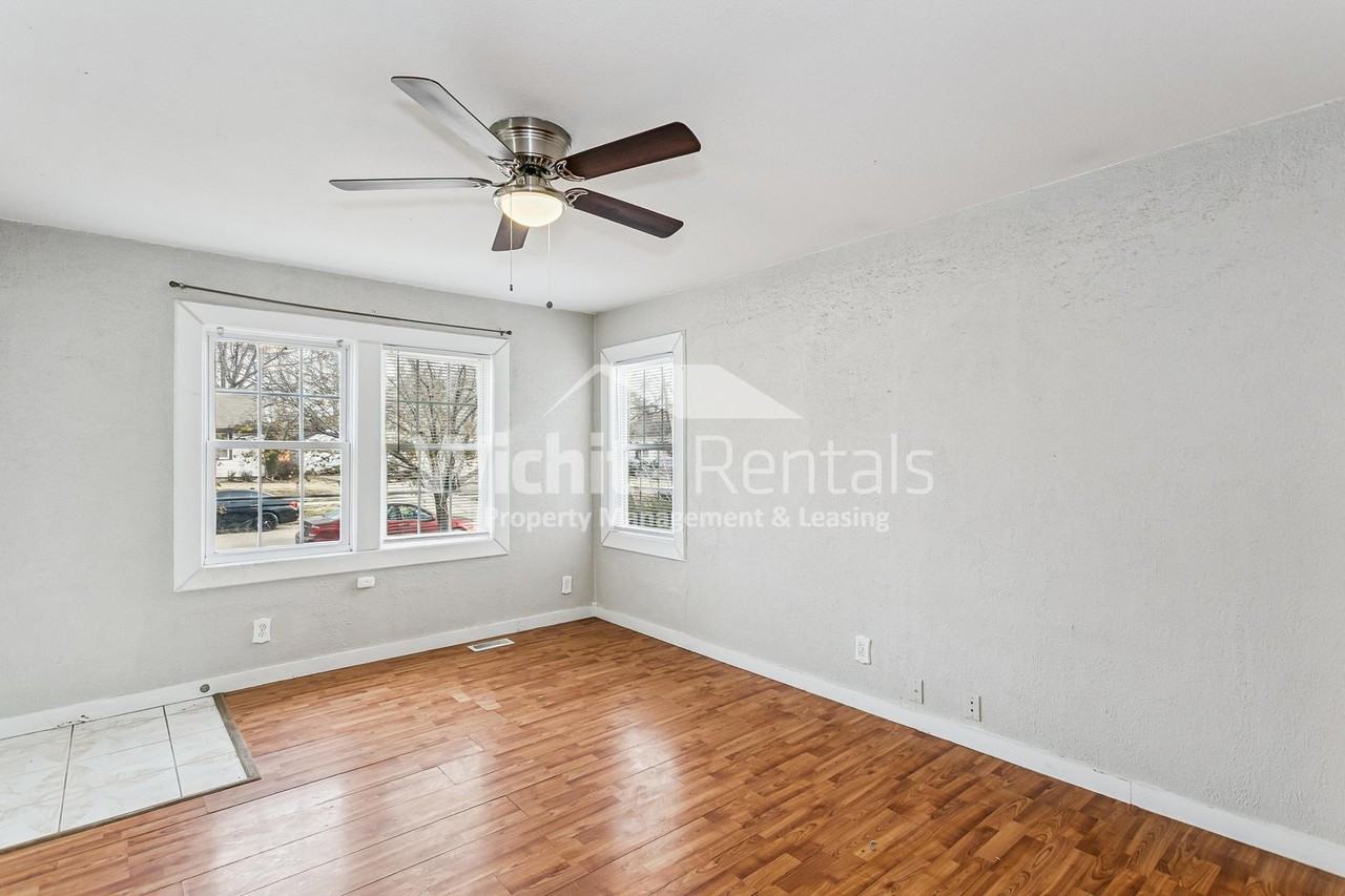 933 North Parkwood Lane - Photo 3 of 15