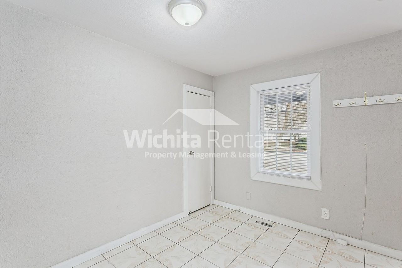 933 North Parkwood Lane - Photo 5 of 15