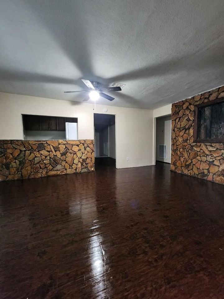 2828 Mineola Drive - Photo 2 of 5