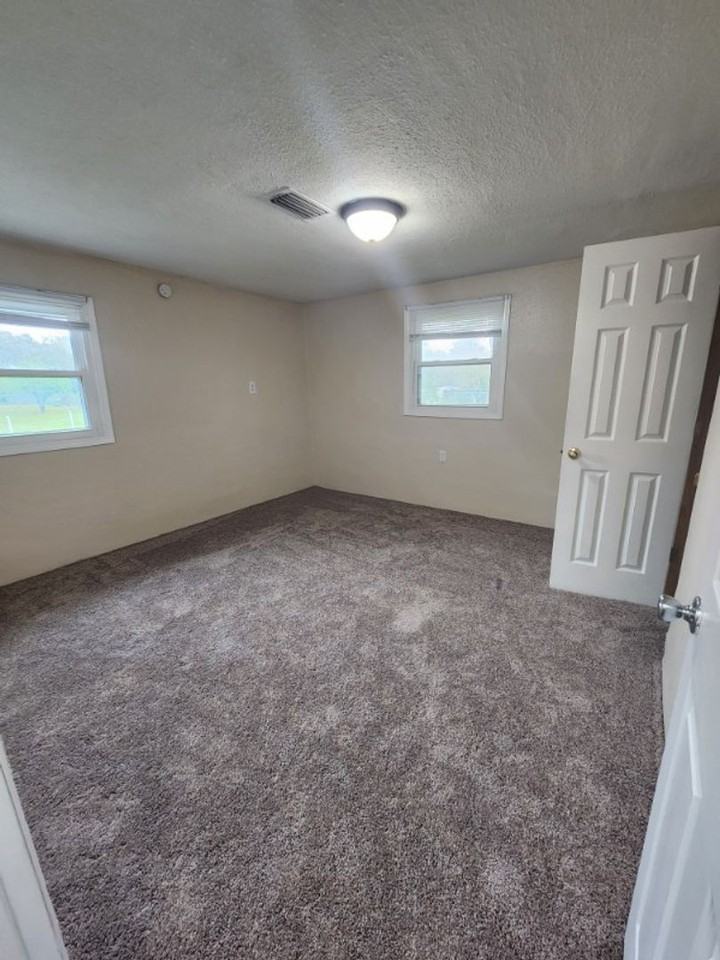 2828 Mineola Drive - Photo 3 of 5