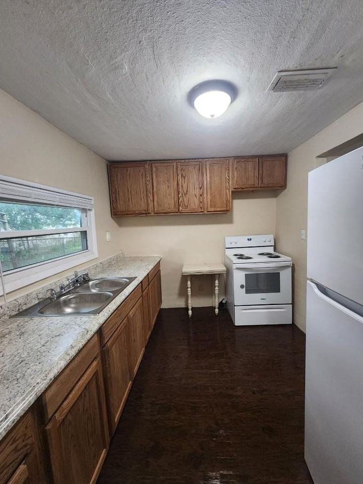 2828 Mineola Drive - Photo 4 of 5