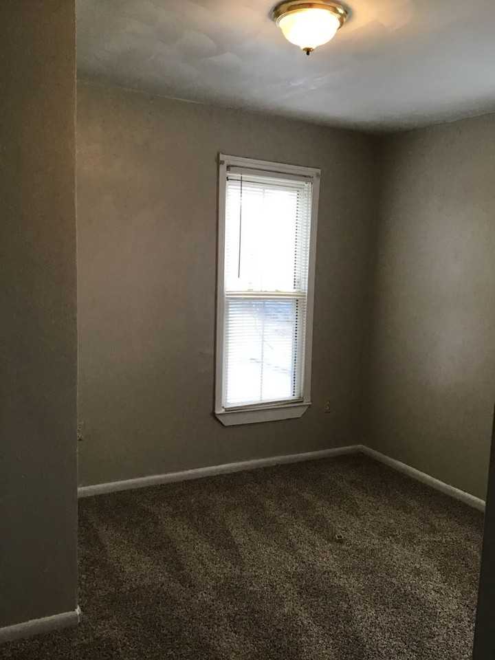 1037 Jackson Ave - Photo 7 of 9