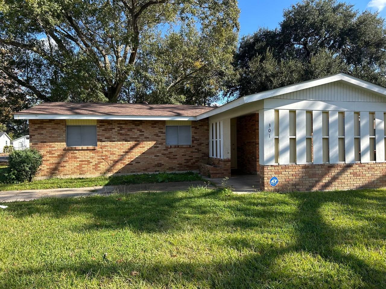 301 Doc Duhon Street