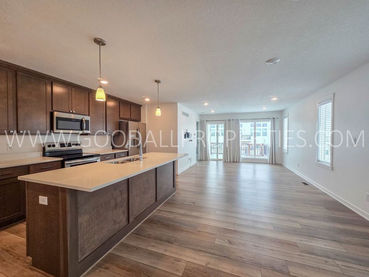 4721 172nd St - Photo 5 of 19