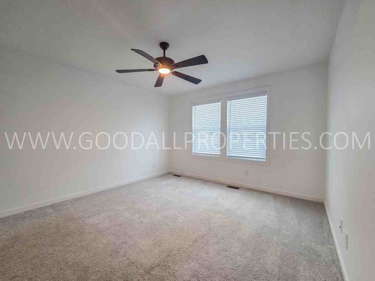 4721 172nd St - Photo 7 of 19