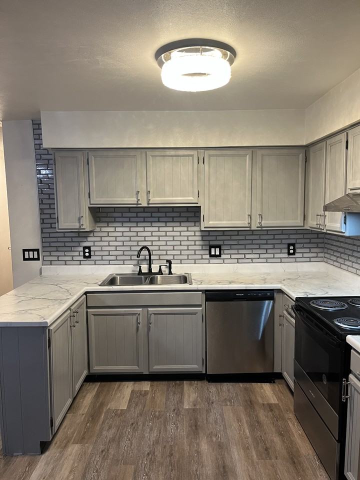 1316 Parkway Ct #1316 - Photo 7 of 30