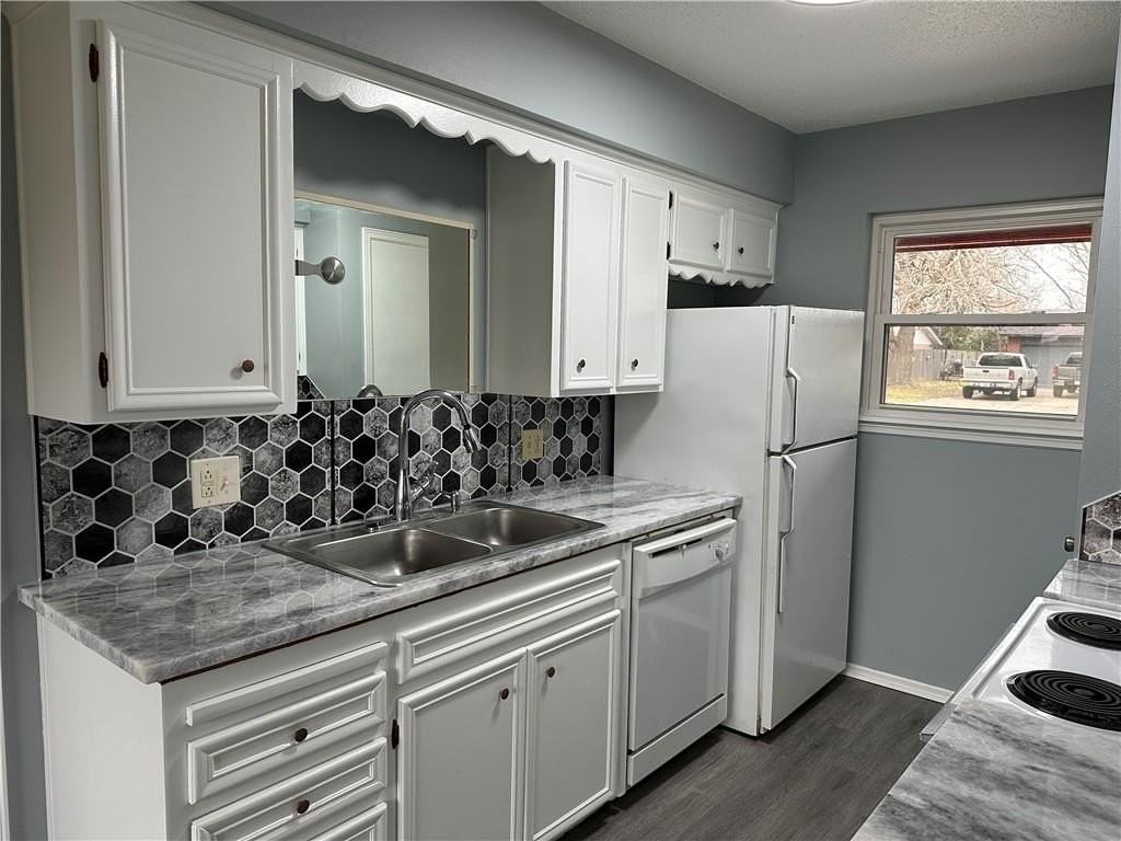 2011 Ina Avenue - Photo 4 of 14