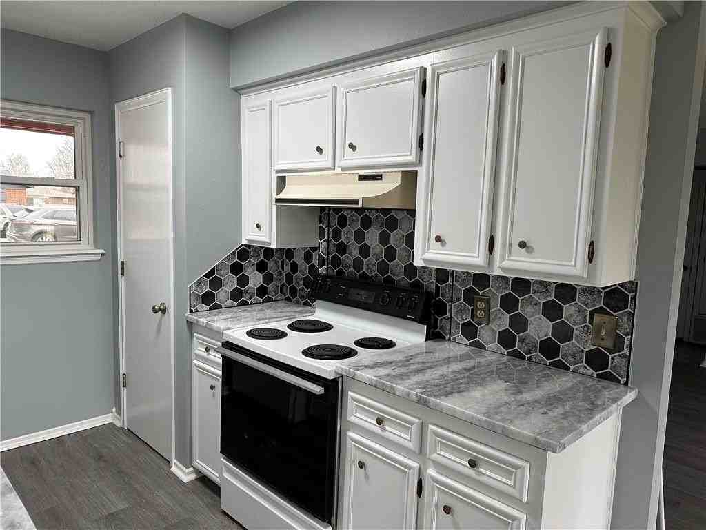 2011 Ina Avenue - Photo 5 of 14