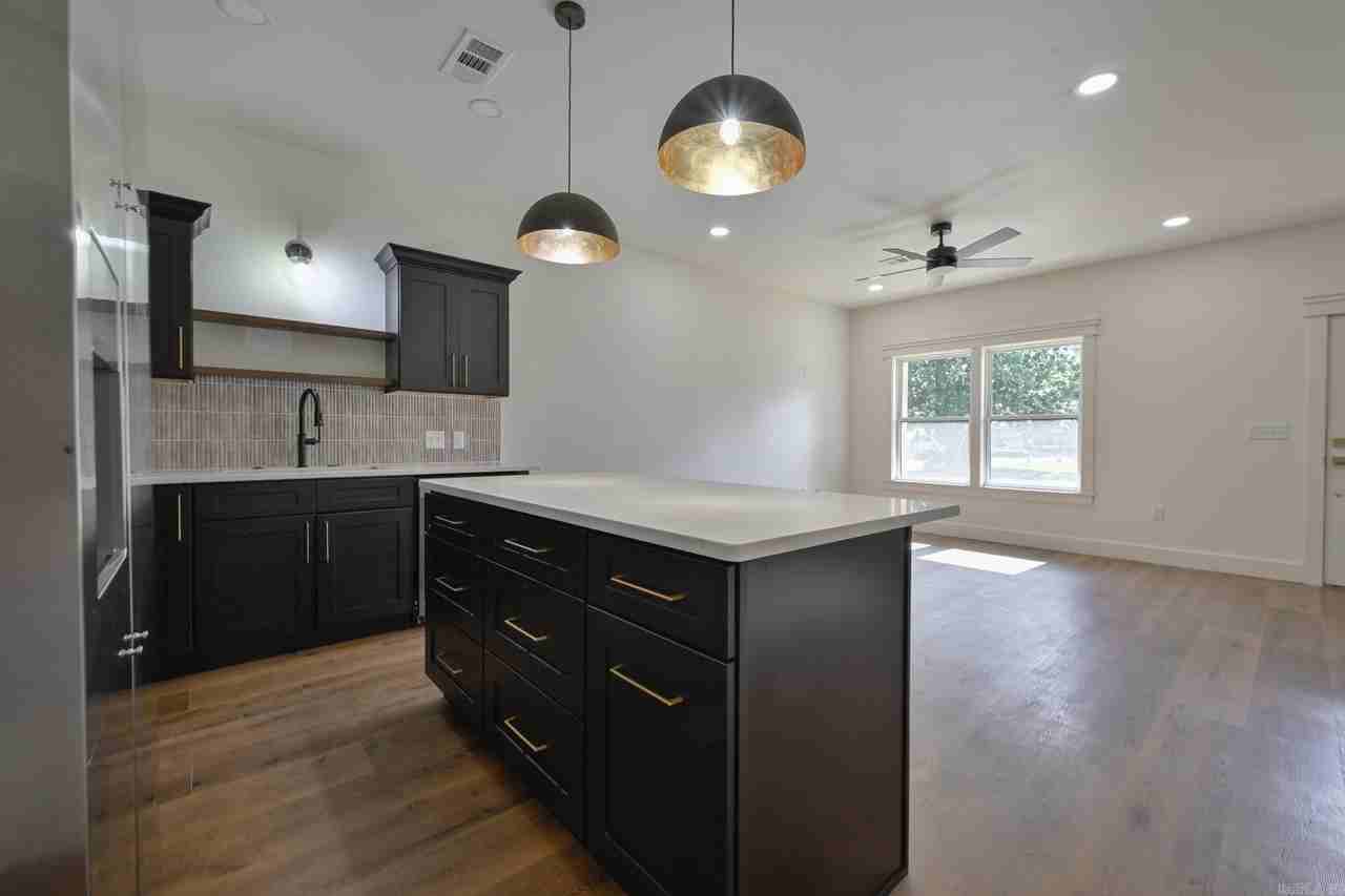 918 Reine Street South - Photo 3 of 33