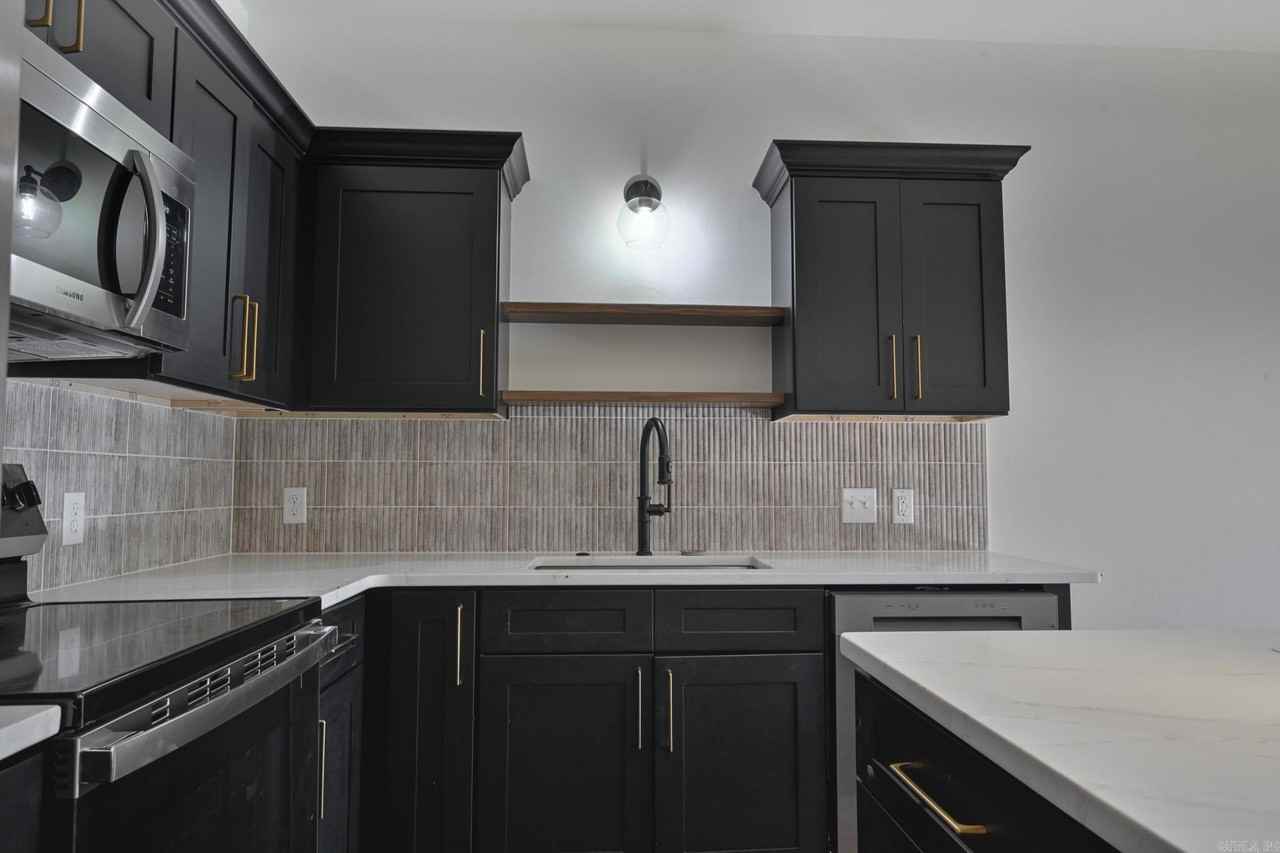 918 Reine Street South - Photo 4 of 33