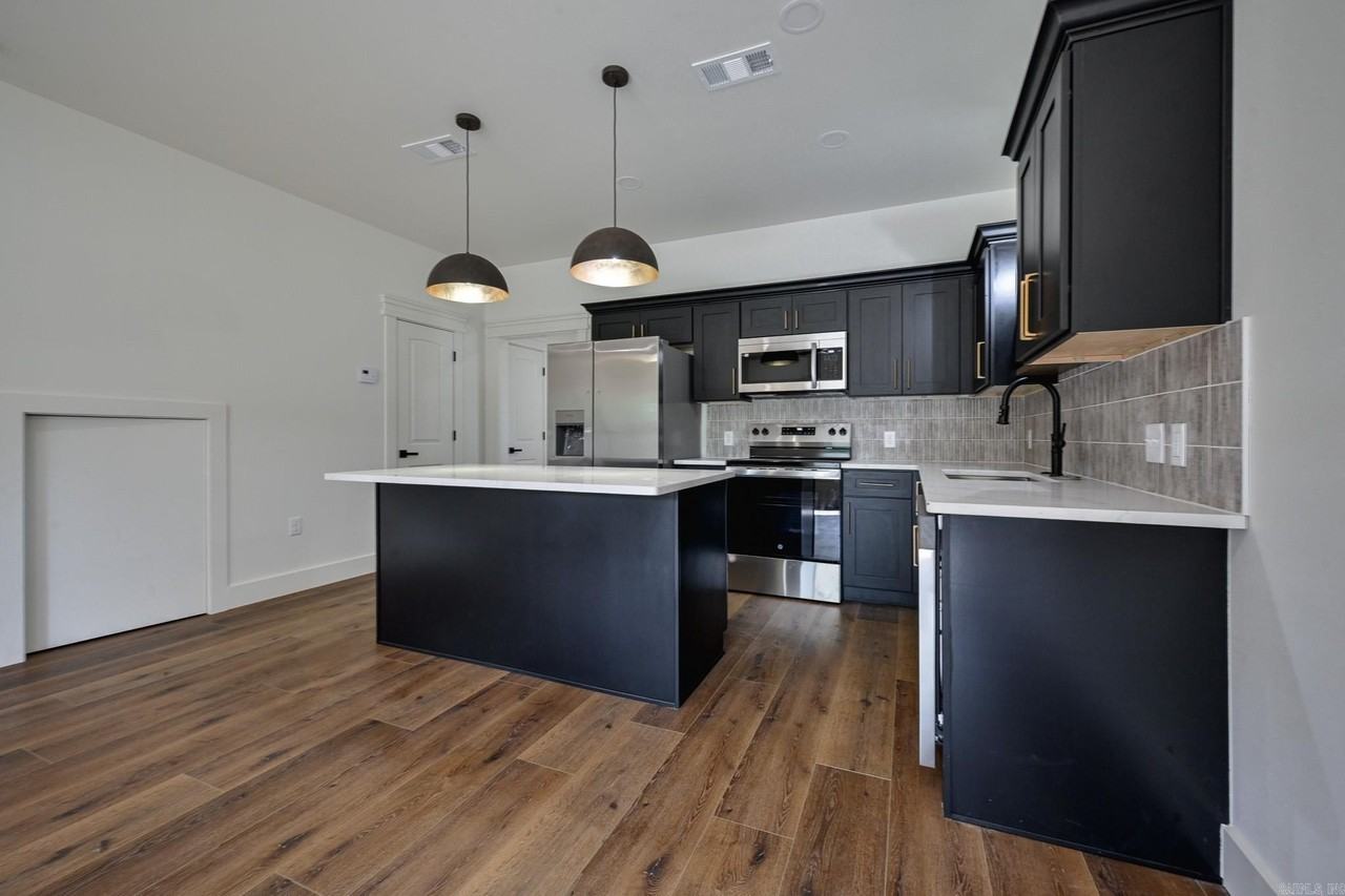 918 Reine Street South - Photo 5 of 33