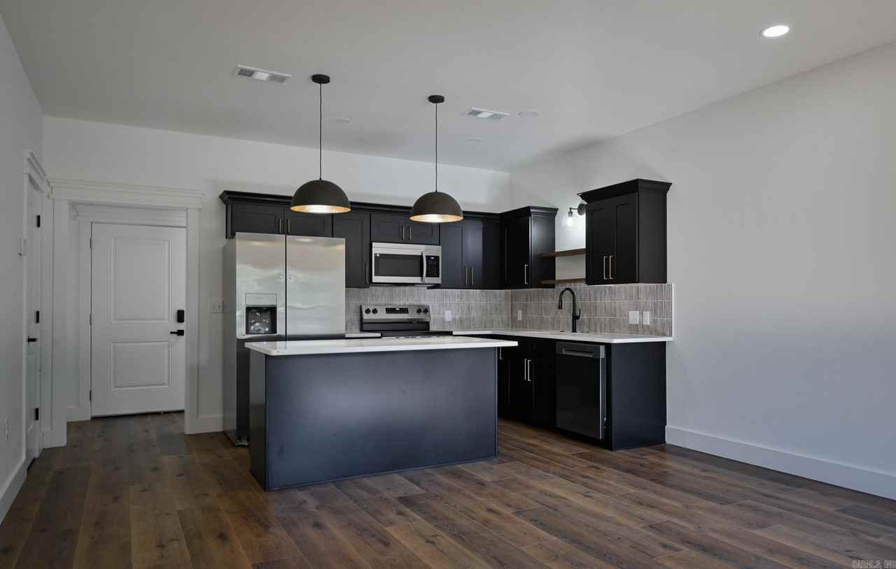 918 Reine Street South - Photo 7 of 33