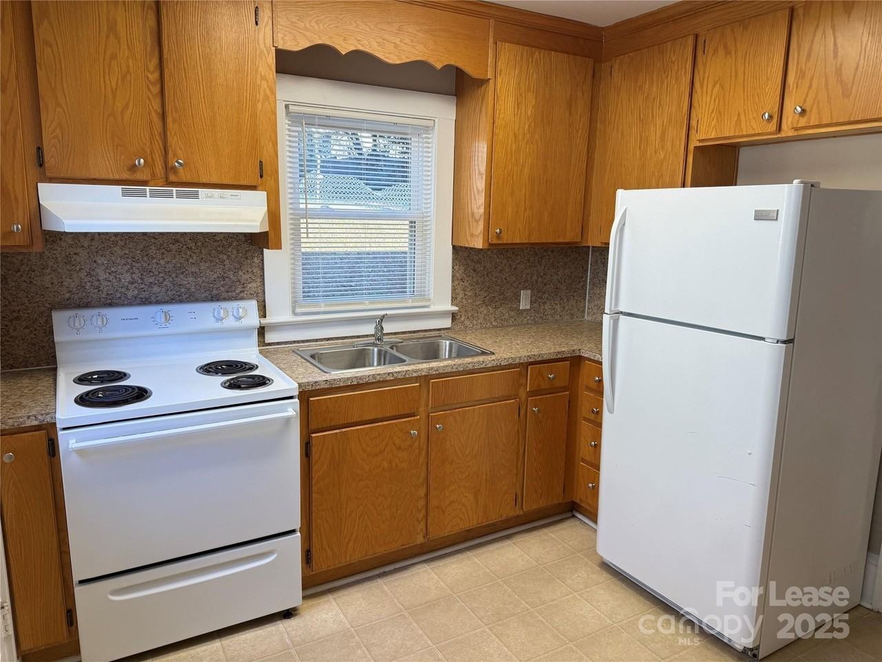 445 Reynolda Drive - Photo 2 of 10