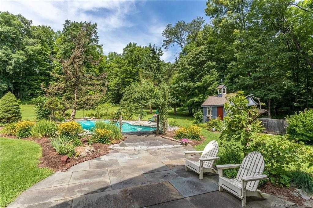 21 Jericho Road North - Photo 4 of 40