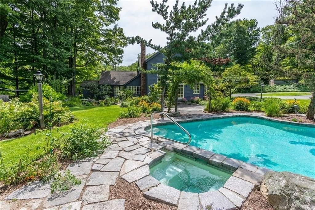 21 Jericho Road North - Photo 5 of 40