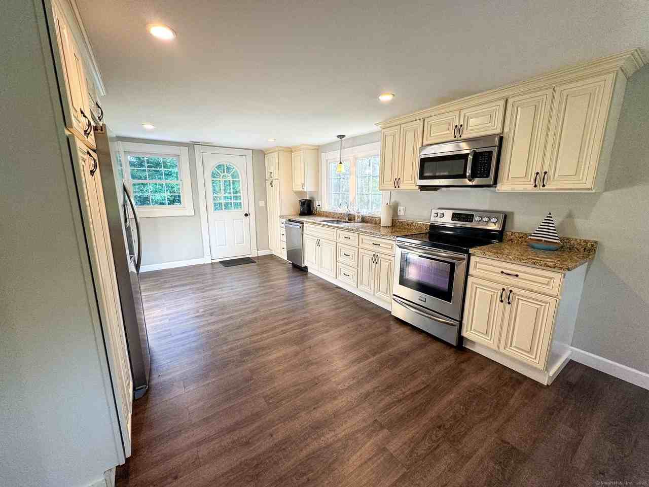 66 Nehantic Dr - Photo 5 of 31