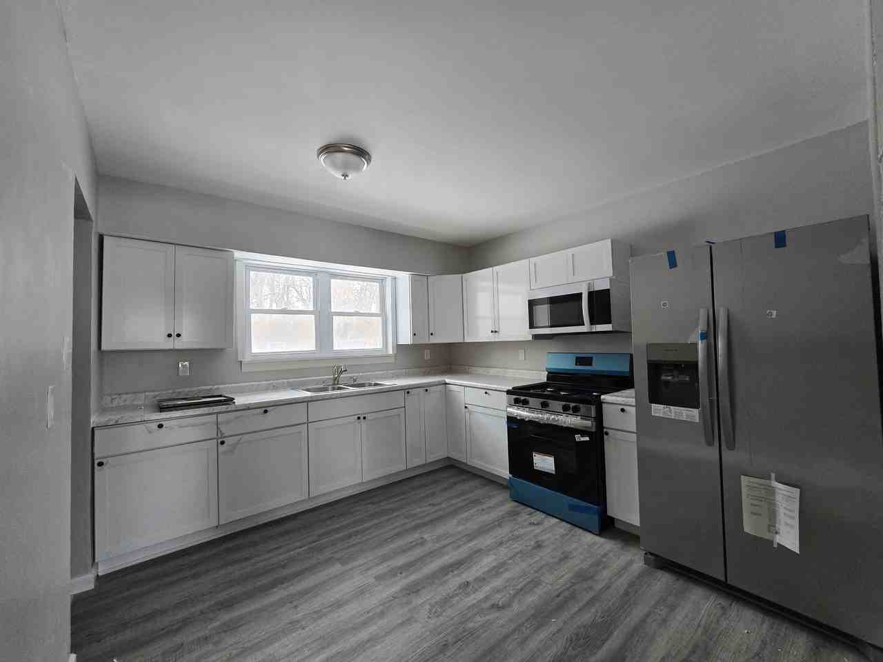 1044 Hobart Street - Photo 7 of 22