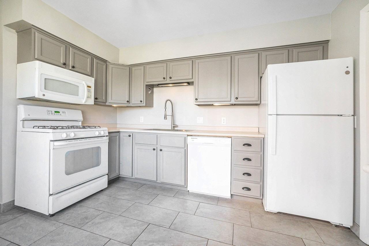 1760 Woodlawn Avenue Southeast - Photo 6 of 23