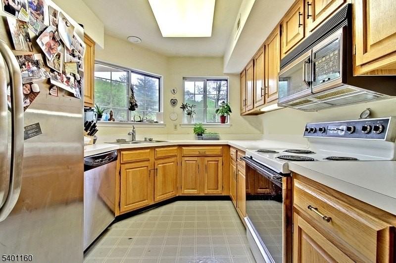 62 Bentley Ct - Photo 3 of 15