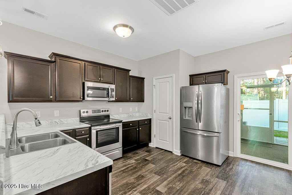 10 Jayden Dr E - Photo 7 of 30