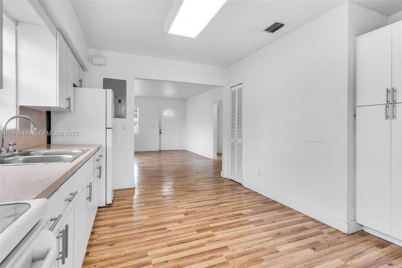 3841 Sw 91st Ave #A - Photo 5 of 8