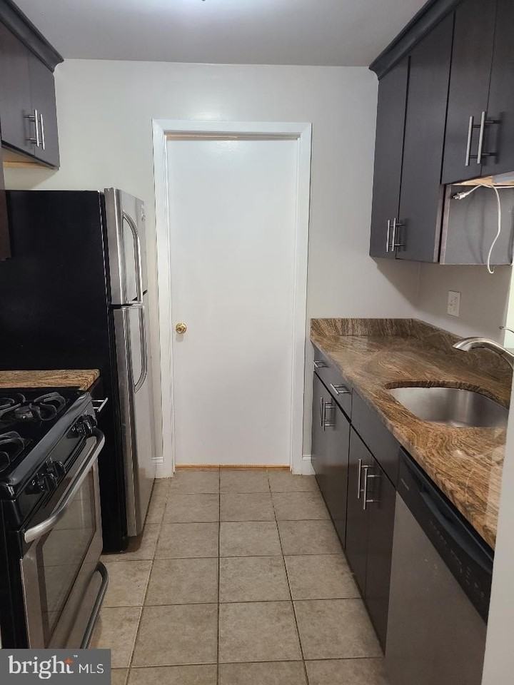 701 Thornton Ct - Photo 5 of 31