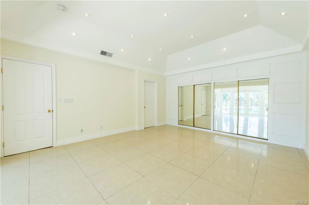 16379 Meadowridge Rd - Photo 3 of 8