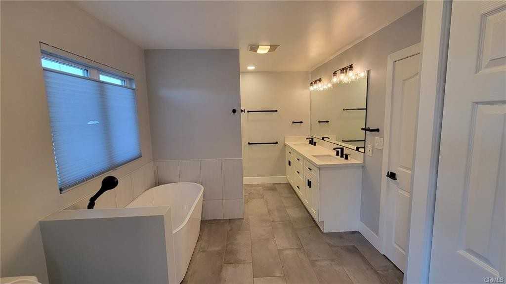 12812 Short Ave - Photo 3 of 8