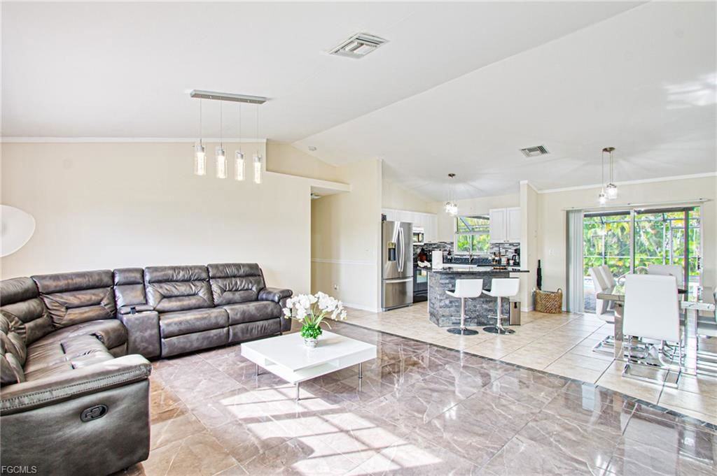 2144 Sw 19th Ave - Photo 3 of 8