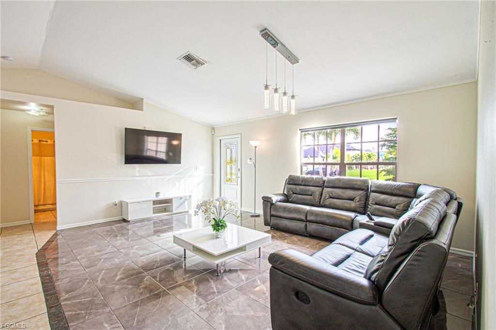 2144 Sw 19th Ave - Photo 6 of 8