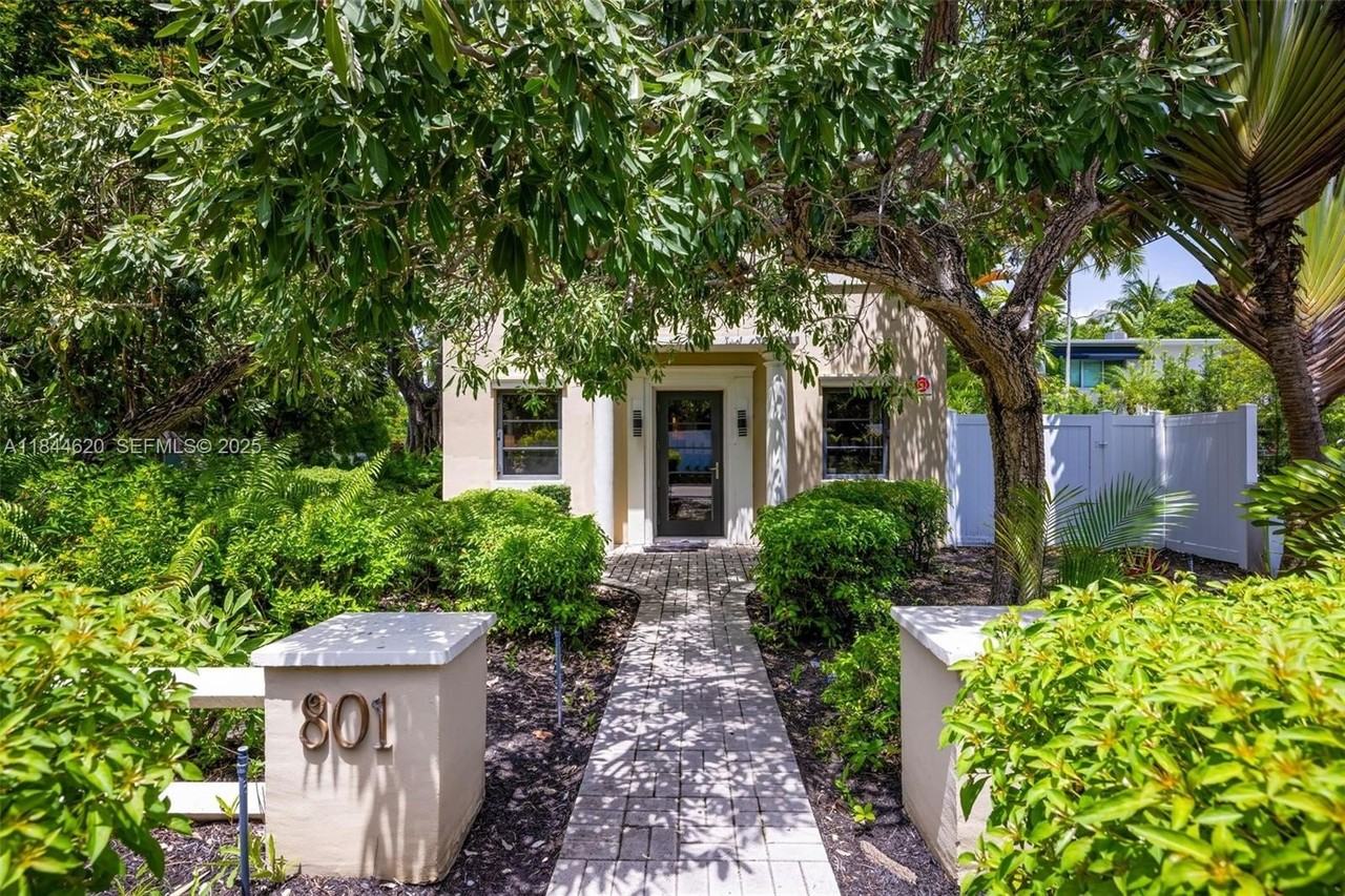 801 Northeast 18th Avenue #4 - Photo 3 of 16