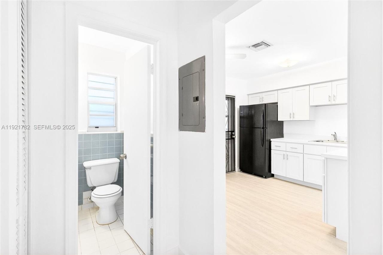 1572 Northwest 2nd Street - Photo 3 of 33