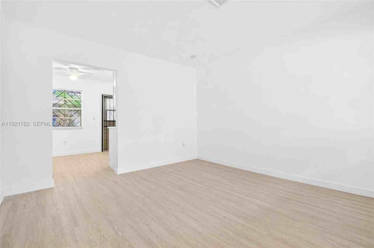 1572 Northwest 2nd Street - Photo 6 of 33