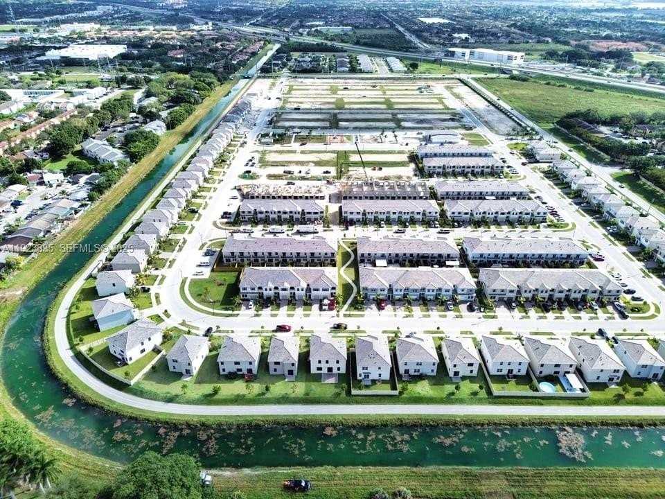 196 Ne 13th Ter #0 - Photo 2 of 33