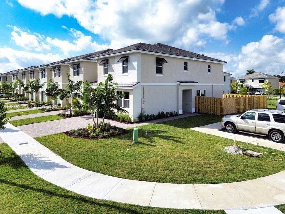 196 Ne 13th Ter #0 - Photo 3 of 33