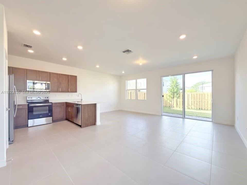 196 Ne 13th Ter #0 - Photo 4 of 33