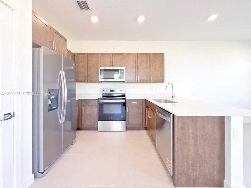 196 Ne 13th Ter #0 - Photo 5 of 33