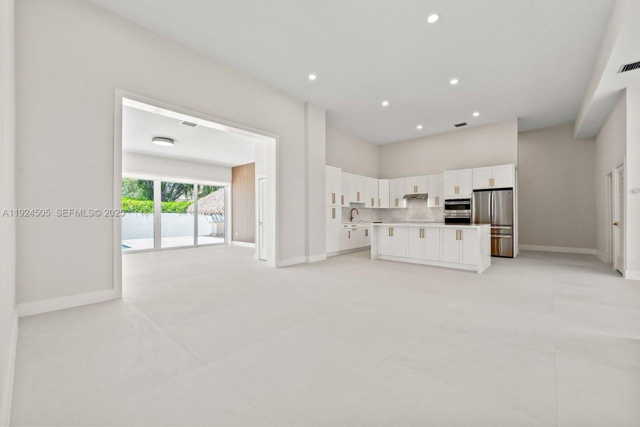 16160 Southwest 89th Place - Photo 4 of 50