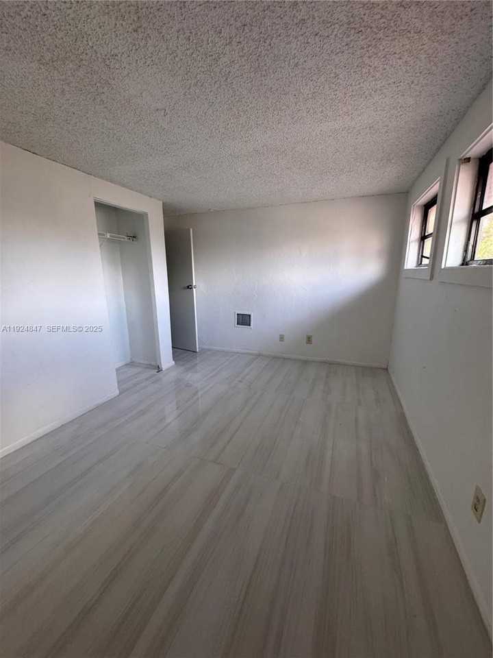 Southwest 70th Terrace #23X - Photo 4 of 19