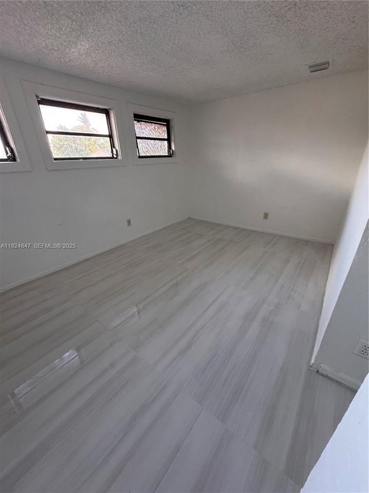 Southwest 70th Terrace #23X - Photo 5 of 19