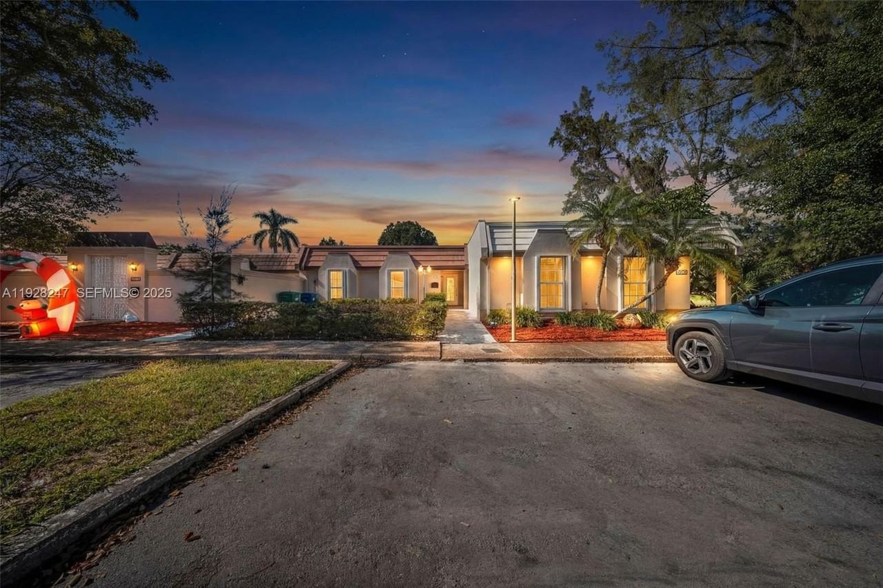 7417 Twin Sabal Dr - Photo 2 of 22