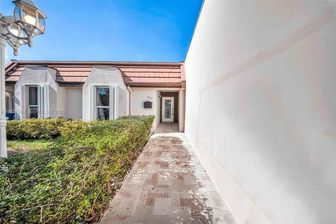 7417 Twin Sabal Dr - Photo 3 of 22