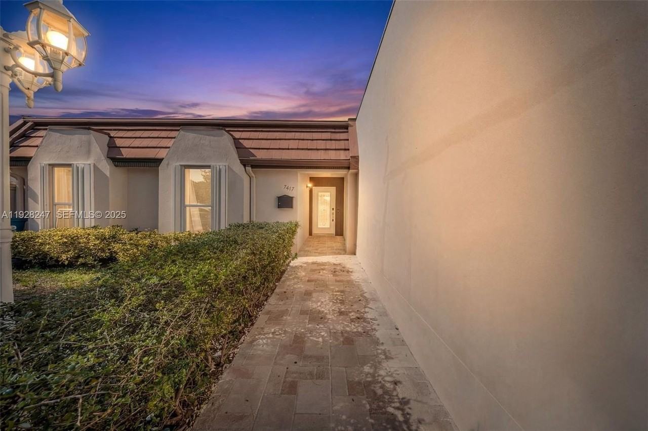 7417 Twin Sabal Dr - Photo 4 of 22