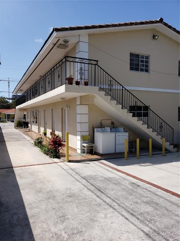 2725 Southwest 25th Street #4 - Photo 2 of 9