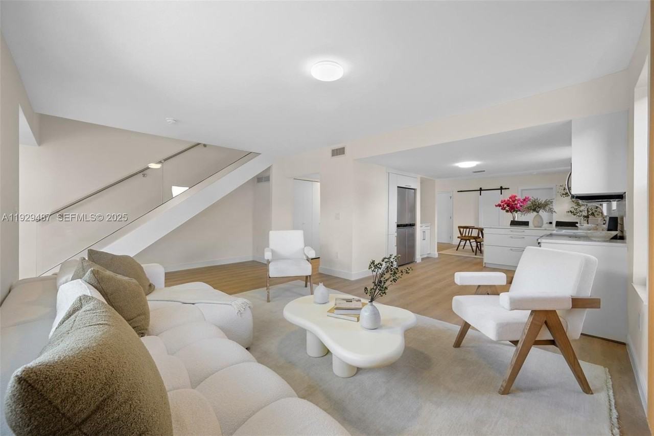 7994 Crespi Boulevard #7994 - Photo 2 of 25