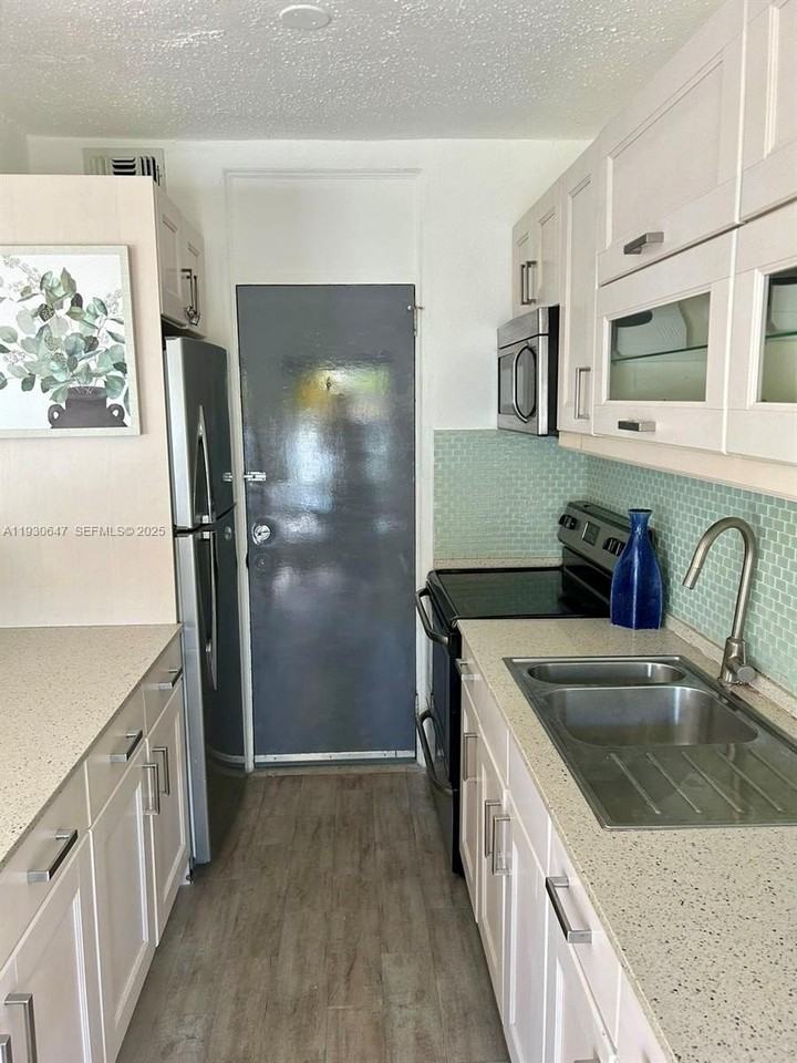 1001 7th St #104 - Photo 7 of 24