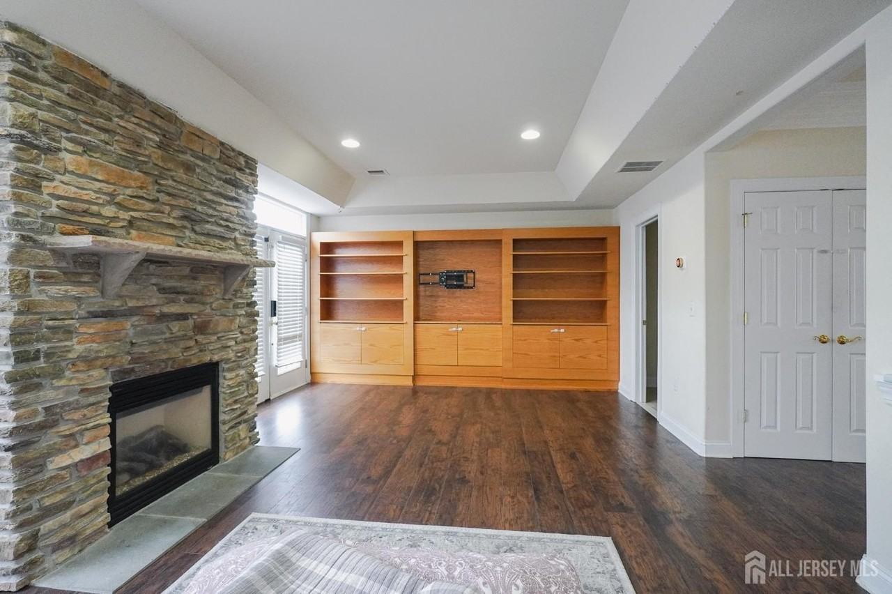 456 Hancock Street - Photo 3 of 27