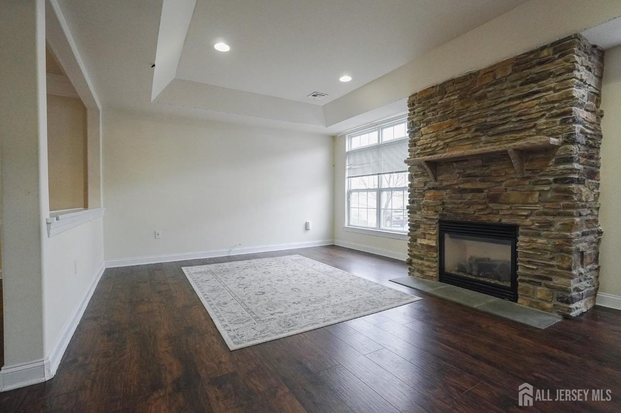 456 Hancock Street - Photo 4 of 27